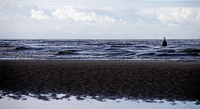 Kunstinstallation: Another Place (Antony Gormley) bei Flut - Crosby