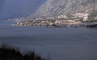Blick auf die Boka Kotorska (Bucht von Kotor) und die Stadt Kotor - Lovcen-Gebirge