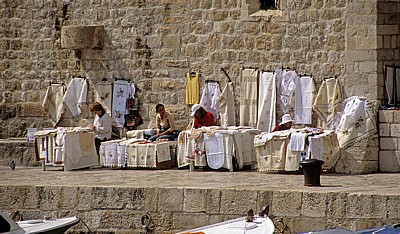 Stari Grad (Altstadt): Stara Luka (Alter Hafen) - Frauen verkaufen Stickwaren (Informeller Sektor) - Dubrovnik