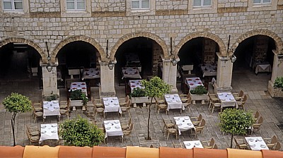 Stari Grad (Altstadt): Blick von der Stadtmauer - Samostan Sveta Klare u Dubrovniku (Frauenkloster)  - Dubrovnik