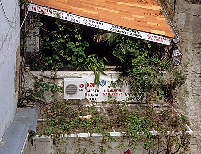 Stari Grad (Altstadt): Blick von der Stadtmauer - Werbung für ein Naturkostgeschäft - Dubrovnik