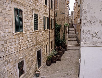 Stari Grad (Altstadt): Blick von der Stadtmauer - Gasse - Dubrovnik