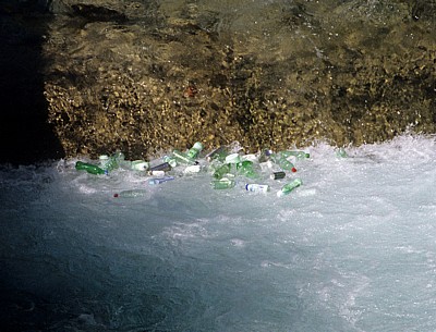 Stari Grad (Altstadt): Plastikmüll im Zufluß der Neretva - Mostar