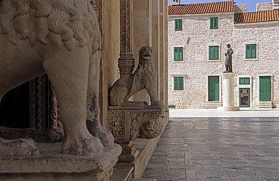 Stari Grad (Altstadt): Trg Republike Hrvatske (Platz der Republik) - Dalmatinac-Denkmal (Ivan Mestrovic)  - Sibenik