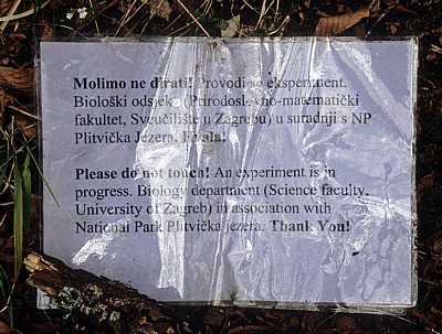 Donja jezera (Untere Seen): Novakovica brod - Hinweisschild für wissenschaftliches Experiment  - Nationalpark Plitvicer Seen