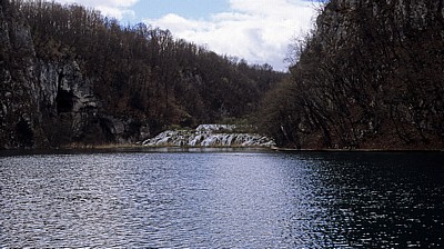 Donja jezera (Untere Seen): Kaluderovac mit den Wasserfällen zu dem dahinterliegenden Gavanovac - Nationalpark Plitvicer Seen