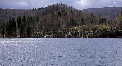 Gornja jezera (Obere Seen): Kozjak mit den Wasserfällen zu dem dahinterliegenden Buk - Nationalpark Plitvicer Seen
