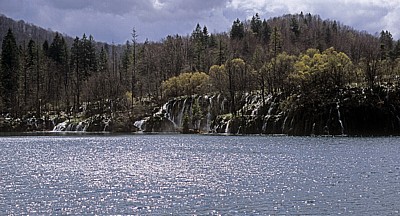 Gornja jezera (Obere Seen): Kozjak mit den Wasserfällen zu dem dahinterliegenden Buk - Nationalpark Plitvicer Seen