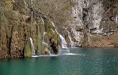 Gornja jezera (Obere Seen): Kozjak mit den Wasserfällen zu dem dahinterliegenden Buk - Nationalpark Plitvicer Seen