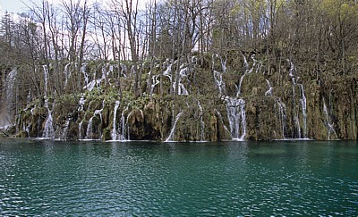 Gornja jezera (Obere Seen): Kozjak mit den Wasserfällen zu dem dahinterliegenden Buk - Nationalpark Plitvicer Seen