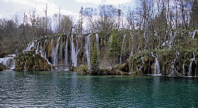 Gornja jezera (Obere Seen): Kozjak mit den Wasserfällen zu dem dahinterliegenden Buk - Nationalpark Plitvicer Seen
