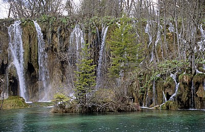Gornja jezera (Obere Seen): Kozjak mit den Wasserfällen zu dem dahinterliegenden Buk - Nationalpark Plitvicer Seen