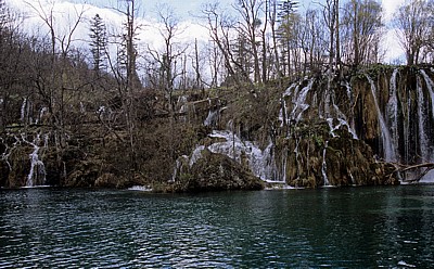 Gornja jezera (Obere Seen): Kozjak mit den Wasserfällen zu dem dahinterliegenden Buk - Nationalpark Plitvicer Seen