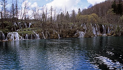 Gornja jezera (Obere Seen): Kozjak mit den Wasserfällen zu dem dahinterliegenden Buk - Nationalpark Plitvicer Seen