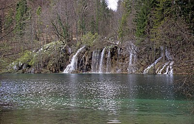 Gornja jezera (Obere Seen): Kozjak mit den Wasserfällen zu dem dahinterliegenden Buk - Nationalpark Plitvicer Seen