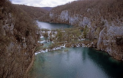 Donja jezera (Untere Seen): Wasserfälle zwischen Gavanovac (vorne) und Milanovac - Nationalpark Plitvicer Seen