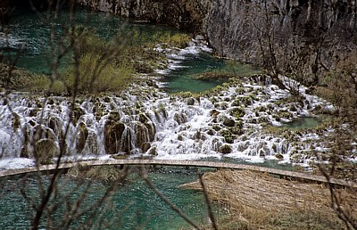 Donja jezera (Untere Seen): Wasserfälle zwischen Gavanovac (links) und Kaluderovac - Nationalpark Plitvicer Seen