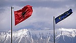 Albanische Flagge neben der EU-Flagge - Gjirokastra