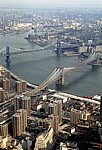 Manhattan: Blick vom World Trade Center auf die Brooklyn Bridge - New York