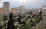 Blick vom Uhrturm: Wohnblocks hinter einem Park - Tirana