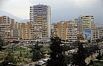 Blick vom Uhrturm: Wohnblocks hinter einem Park - Tirana
