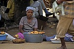 Informeller Sektor: Eine Frau verkauft ihr Gebäck - Chimoio