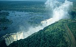 Blick auf die Vic Falls - von links: Main Falls, Horseshoe Falls, Rainbow Falls - Victoriafälle