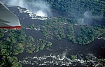 Blick auf den Zambezi (oberhalb der Abbruchkante) und die Vic Falls - Victoriafälle