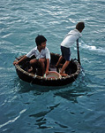 Kinder in einem Korbboot - Hon Mieu