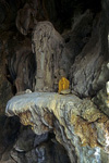 Buddhastatue in einer Höhle neben einem steinernen Elefanten - Vang Vieng