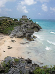 Blick auf die Ausgrabungsstätte direkt am Karibischen Meer - Tulum