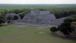 Blick von der Kukulkán-Pyramide: Templo de los Guerreros (Tempel der Krieger) - Chichén Itzá