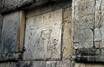 Plataforma de Venus (Venusplattform): Venusfigur in dem geöffneten Rachen einer Schlange - Chichén Itzá