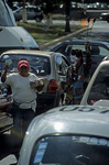 Feuerschlucker und Verkäuferin im Straßenverkehr - Mexiko-Stadt