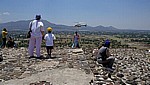 Auf der Pirámide del Sol (Sonnenpyramide) in Augenhöhe mit einem Hubschrauber - Teotihuacán