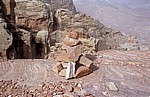 Wadi Farasa: Moderne Steinpyramide - Petra