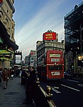 Piccadilly Circus: Blick in Richtung Coventry Street - Straßenszene - London