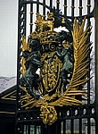Buckingham Palace: Emblem am Tor - London