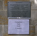 Hinweisschild “Completo“ an einer Pilgerherberge  - Pamplona