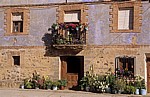 Jakobsweg (Camino Francés): Blumen vor einem Haus - Viloria de Rioja
