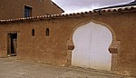 Jakobsweg (Camino Francés): Nebengebäude in Adobe-Bauweise mit Hufeisenbogen (maurischem Bogen) - Moratinos