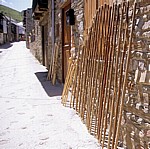 Jakobsweg (Camino Francés): Traditionelle Pilgerstäbe in der Calle Real - El Acebo