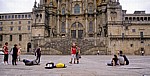 Jakobsweg (Camino Francés): Plaza del Obradoiro – Cordula und ihr Mitpilger vor der Catedral de Santiago de Compostela ( - Santiago de Compostela