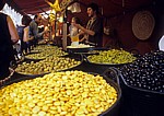Altstadt: Praza da Quintana – Mittelalterlicher Markt: Stand für Oliven & Co. - Santiago de Compostela