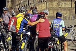 Jakobsweg (Caminho Português): Radpilger nach ihrer Ankunft auf dem Plaza del Obradoiro - Santiago de Compostela