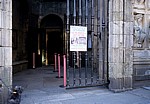 Jakobsweg (Caminho Português): Catedral de Santiago de Compostela (Kathedrale) – Hund vor der geöffneten Puerta Santa (H - Santiago de Compostela