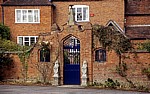 Mauer mit blauem Eingang vor einem Haus - Bearley