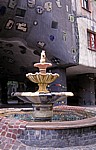 Kegelgasse: Der Brunnen vor dem Hundertwasserhaus - Wien