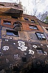 Kegelgasse: Hundertwasserhaus (Hundertwasser-KrawinaHaus) - Detail der Fassade - Wien