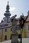 Michaelsbrücke / Brücke der Liebenden (Michalská): Statue neben Straßenlaterne - Bratislava